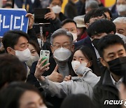 울산 온 이재명, 시장서 지역화폐로 쇼핑.."지방균형발전이 답"(종합)