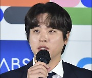 박정민 "남우조연상 뿌듯해..주연상은 놀란 감독과" [제 42회 청룡 핸드프린팅]