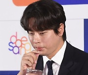 [ST포토] 박정민, 조심스럽게 한모금