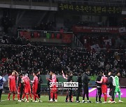 [포토S] 많은 팬들 앞에서 승리 거둔 축구대표팀