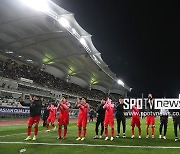 [포토S] 1-0 승리한 한국, 팬들에게 감사의 인사