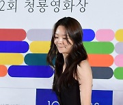 [T포토] 이솜 '음료 들고 퇴장~'