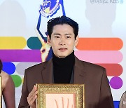 [T포토] 유태오 '영광의 핸드프린팅'