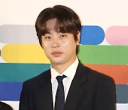 포즈 취하는 박정민