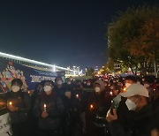 비정규직 노동자들 촛불집회.."차별 철폐하라"