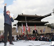 전국노동자대회 구호 외치는 윤택근 직무대행