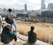 전국노동자대회 지켜보는 나들이객들