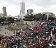 동대문 사거리에 집결한 민주노총, 전국노동자대회 진행