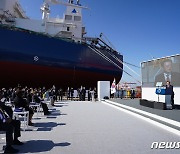 한-모잠비크 FLNG 출항·명명식 축사하는 문재인 대통령