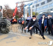 올해 수확한 쌀, 농식품부에 뿌리는 농민들