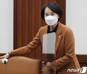 사회관계장관회의 참석하는 유은혜 부총리