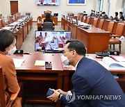 대화하는 유은혜 부총리와 정종철 교육부 차관