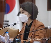 사회관계장관회의에서 발언하는 유은혜 부총리