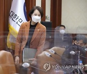 사회관계장관회의 참석하는 유은혜 부총리