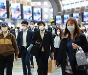 종이증명서 들고 '위드코로나' 하는 日..백신앱 늦어져 '분통'