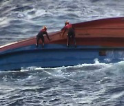 독도 어선 전복사고 이틀째..2명 구조·1명 사망·6명 실종