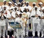 [포토]박경수,한국시리즈 MVP