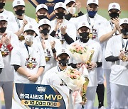 '투혼의 베테랑' 박경수, 한국시리즈 MVP 선정