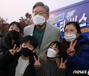 시민들과 기념촬영하는 이재명