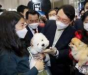 펫산업 박람회 참석한 윤석열 "개 식용 반대, 법제화는 국민 합의로"