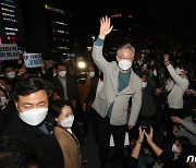 [뉴스1 PICK] 이재명, 대전 시민들과 '게릴라 만남'.."왕 될 생각 없어, 일 할 권한 필요할 뿐"