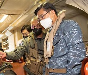 서욱 국방장관, 해상초계기 타고 남해 경계 태세 점검