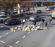 도로에 쏟아진 과일 상자 40개.. 부산 시민들이 10분만에 치웠다