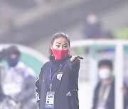 [WK포토] 작전지시하는 인천현대제철 김은숙 감독대행