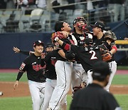 프로야구 KT, 4연승으로 창단 첫 한국시리즈 우승