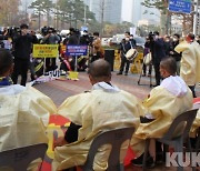 [포토]삭발 시위하는 군납농가 농민들