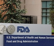 미국 FDA, 모든 성인 대상 화이자·모더나 백신 '부스터 샷' 승인