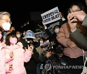 어린이와 기념촬영하는 이재명 대선후보