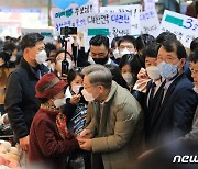 "꼭 대통령 돼 달라" 울먹인 시민에 눈시울 붉어진 이재명