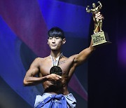 트로피를 들어올리는 IFBB 엘리트 프로 진웨어 1위 이상현, 내가 최고야! [포토]