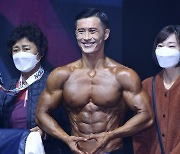 어미니와 아내를 향하는 김효중, IFBB 엘리트 프로 클래식 피지크 프로카드의 애정만점 포즈 [포토]