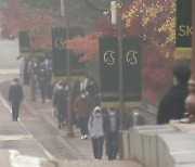 '일상회복' 수능 뒤 첫 주말..대학가도 도심도 '북적'