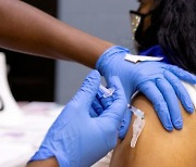 미 CDC, 화이자·모더나 부스터샷 모든 성인대상 접종 승인