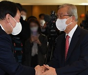 윤석열, 김종인 만나 선대위 논의.."김한길·김병준 합류에 동의"