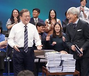 문 대통령, 내일 '국민과의 대화' KBS 생방송.."진솔한 답변 오갈 것"