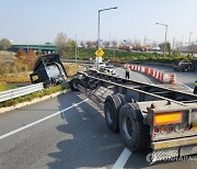 남해고속도로 가드레일 들이받은 트레일러, 도로 옆 추락