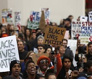 흑인 시위대에 총 겨눈 백인 청소년 무죄.. 미 전역 규탄 시위