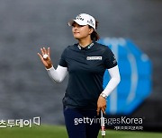 고진영, LPGA 시즌 최종전 2R 공동 9위 도약..코르다와 1타차