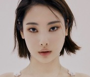 싱어송라이터 유라, 새 싱글 'Rawww'로 4개월만 컴백