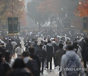 논술시험 마치고 나오는 수험생들