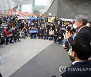 보령화력 주민들에게 인사말하는 이재명 대선후보