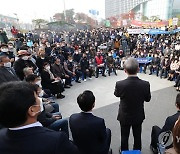 보령화력 주민들에게 인사말하는 이재명 대선후보