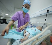 중국 출생률 43년만에 최저..'데드크로스' 현실화하나
