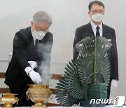 연평도 포격 11주기 앞두고 전사자 묘역찾은 이재명 내외