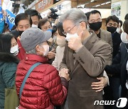 청주 육거리시장 찾은 이재명