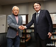 尹 "김한길, 합리적 진보·중도 포용 적임자", 金 "중원 진격하겠다"(종합)